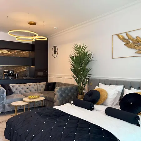 Sea View Smart & Garden Vip شقة *